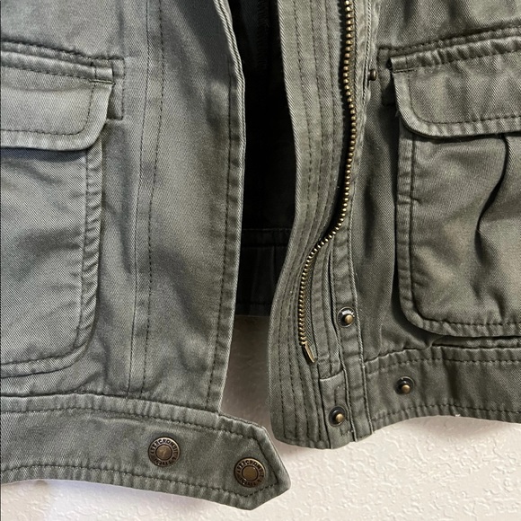 Abercrombie & Fitch | Utility Cargo Army Cropped Outerwear Jacket - Picture 2 of 8